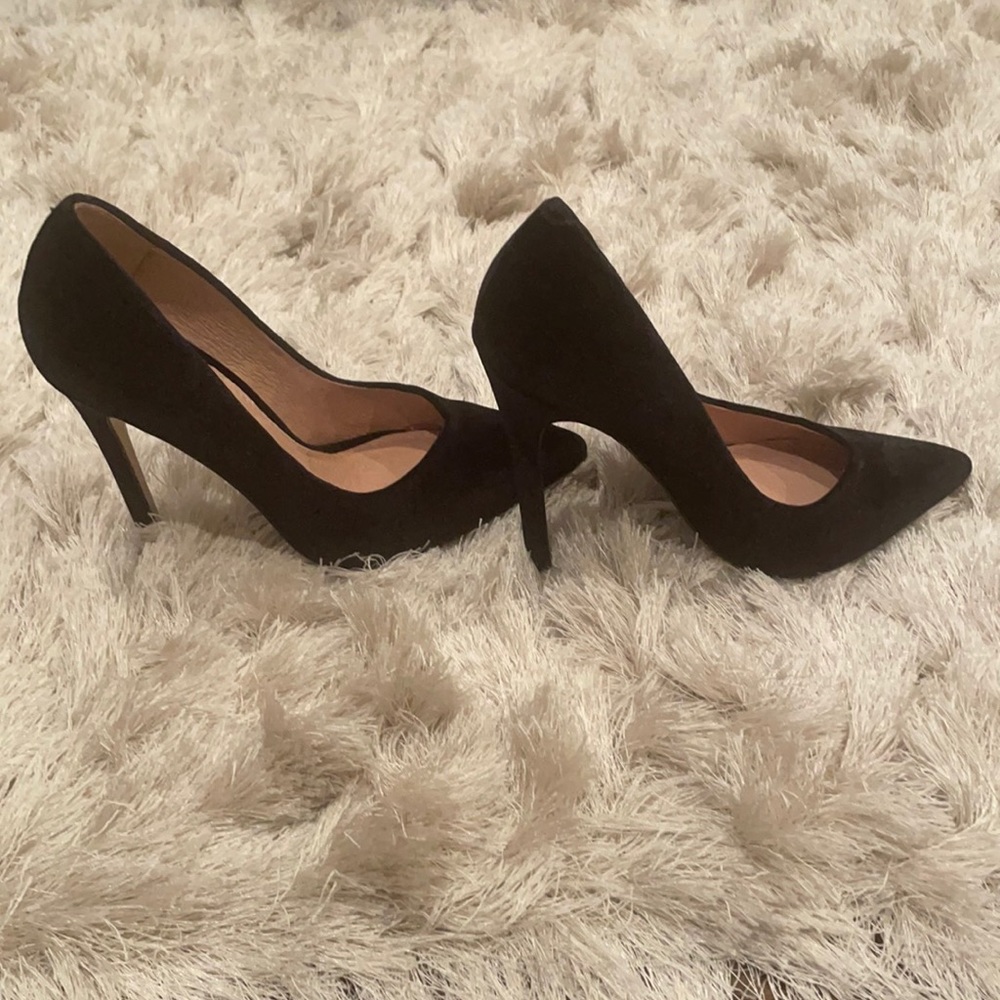 Steve Madden black suede pumps